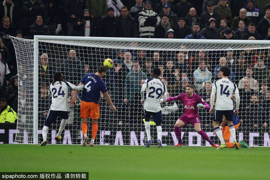 热刺逆袭！里沙利松后点头球破门引发冲突，巴锡被黄牌警告